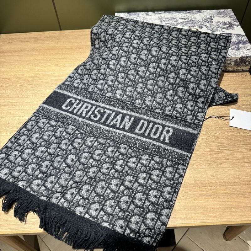 CHRISTIAN DIOR